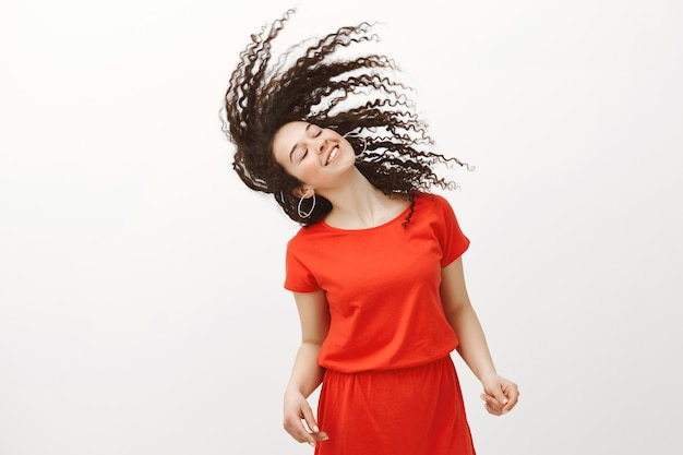 Vivir la vida al máximo. feliz mujer atractiva positiva en elegante vestido rojo