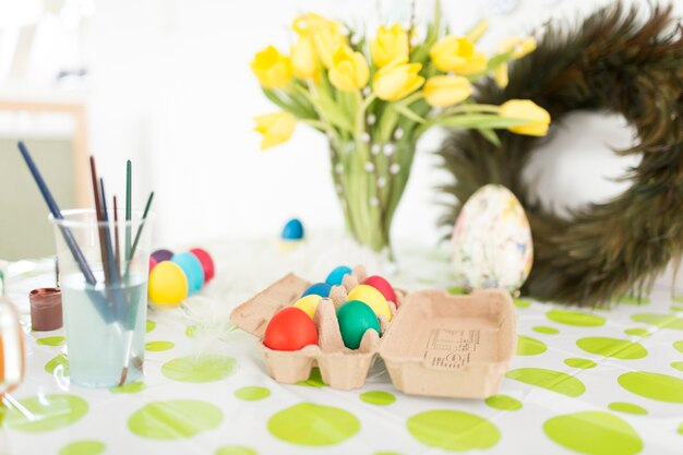 Vivos huevos de Pascua para vacaciones en la mesa