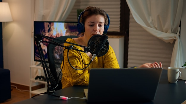 Vlogger en el aire durante el programa en línea usando una computadora portátil, leyendo correos electrónicos. Espectáculo creativo en línea Producción al aire, presentador de transmisión por Internet, transmisión de contenido en vivo, grabación de comunicación digital en redes sociales