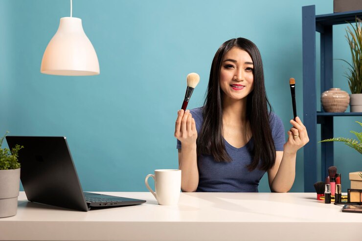Foto gratuito vlogger asiático con pinceles de maquillaje