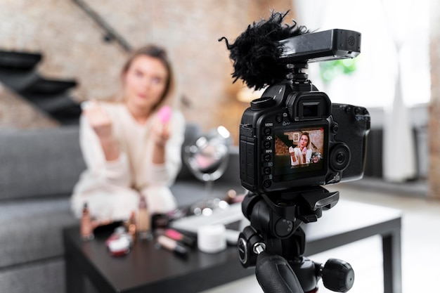 Vlogger de belleza haciendo un video en casa