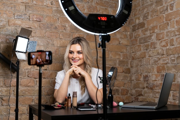 Vlogger de belleza haciendo un video con cosméticos