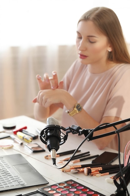 Vlogger de belleza. Mujer joven grabando un tutorial de maquillaje