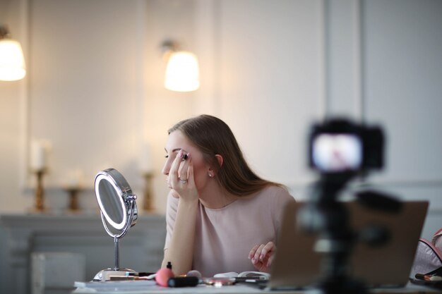 Vlogger de belleza. Mujer joven grabando un tutorial de maquillaje