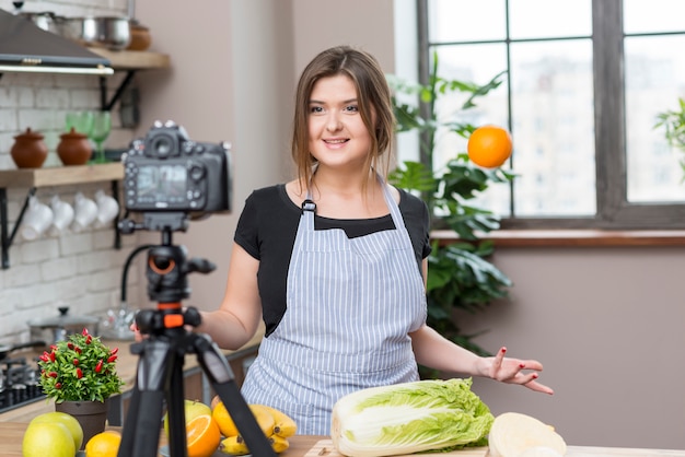 Foto gratuita vlogger de cocina