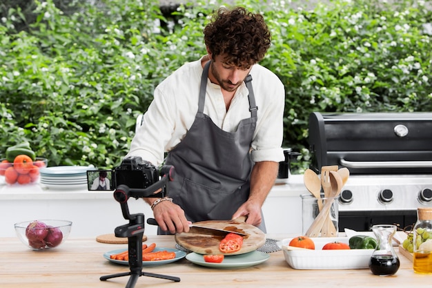 Vlogger cocinando mientras transmite