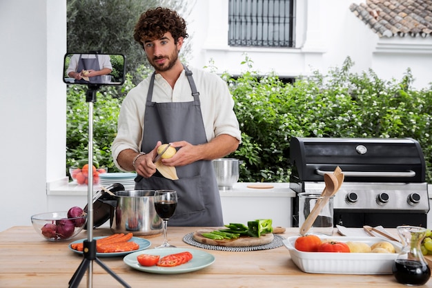 Vlogger cocinando mientras transmite