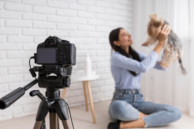 Vlogger femenina en casa con cámara