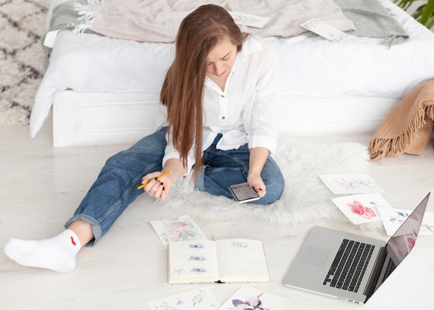 Foto gratuita vlogger femenina comprobando su teléfono