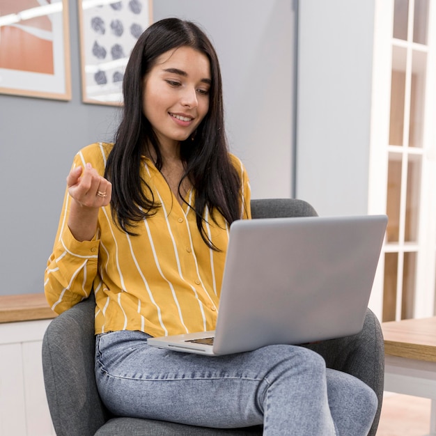 Foto gratuita vlogger femenino en casa con laptop