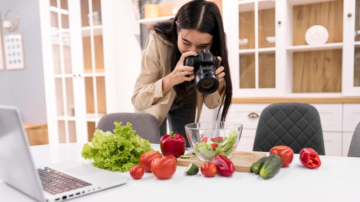 Foto gratuito vlogger femenino tomando fotografías con cámara