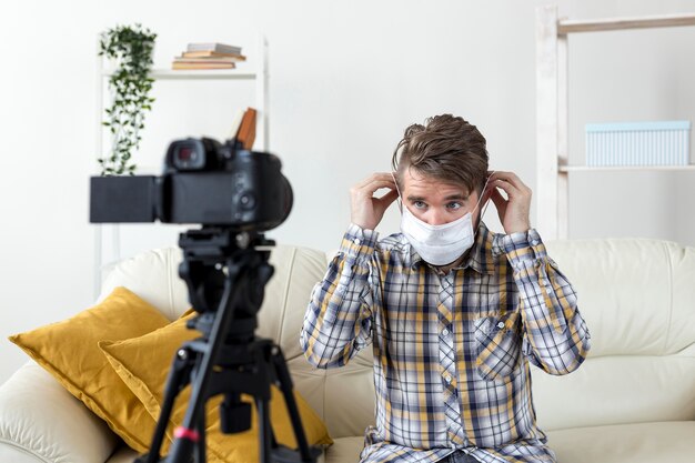 Vlogger grabando video para canal de redes sociales