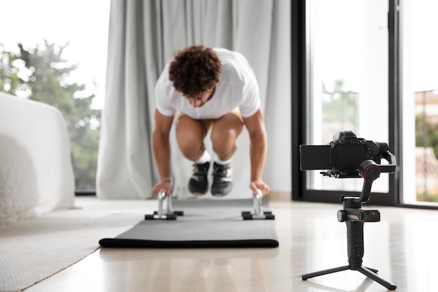 Vlogger haciendo tutoriales deportivos