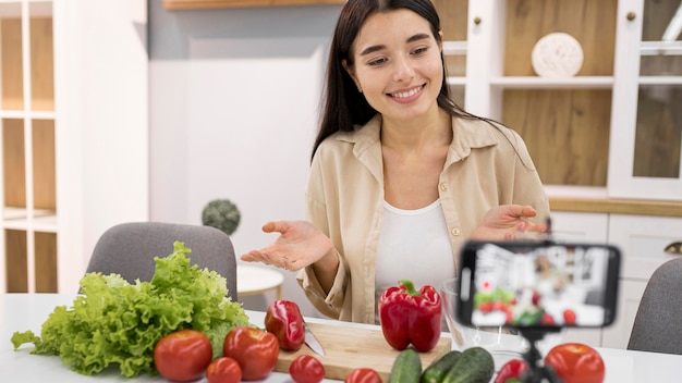 Vlogging femenino en casa con verduras