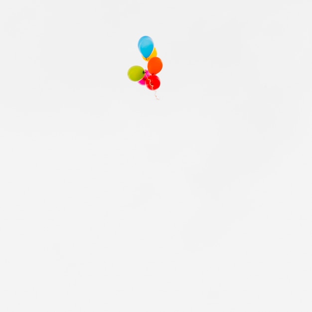 Volando globos de colores