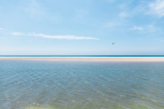 Volando con paracaídas en la playa exótica