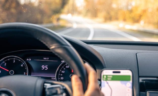 Foto gratuita volante en un coche cerca de alta velocidad conduciendo en la carretera