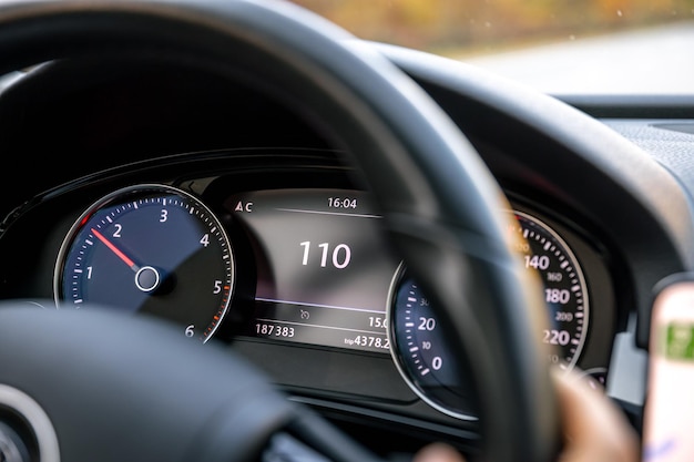 Volante en un coche cerca de la conducción de alta velocidad en la carretera