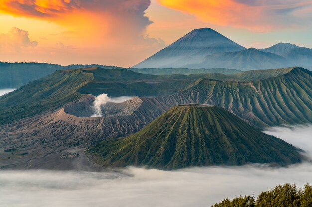 Volcán al amanecer con niebla