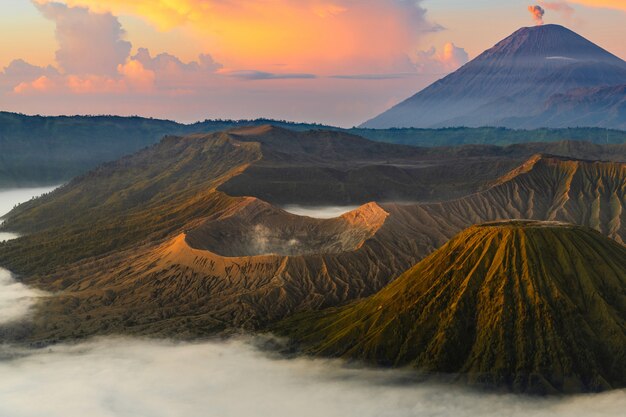 Volcán al amanecer con niebla