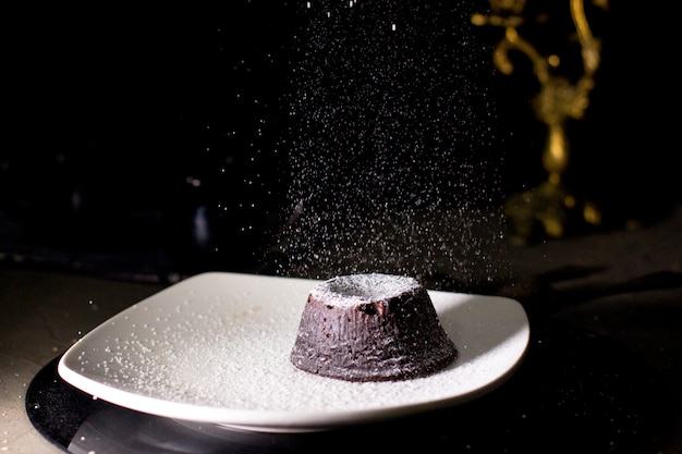 Volcán de chocolate espolvoreado con azúcar en polvo