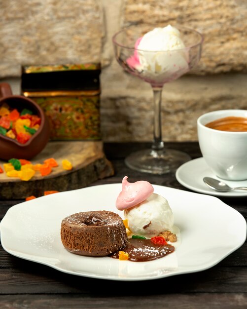 Volcán de chocolate y helado con merengue