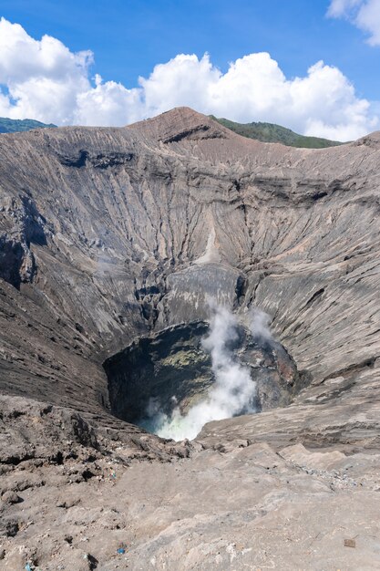 Volcán cráter en un día soleado