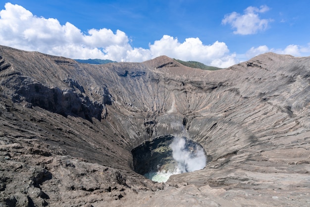 Volcán cráter en un día soleado