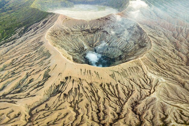 Volcán cráter expulsando humo