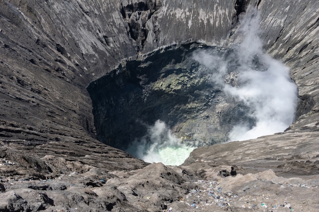 Volcán cráter expulsando humo