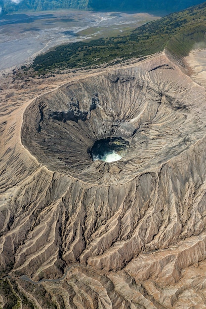 Volcán cráter rodeado de montañas