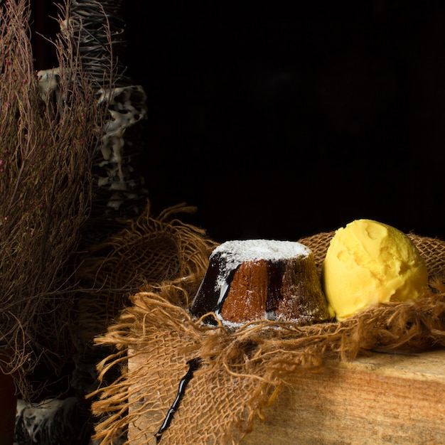 Volcán con helado amarillo