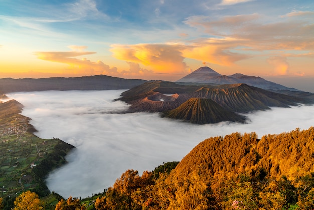 Volcán con niebla al atardecer