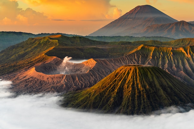 Volcán con niebla al atardecer