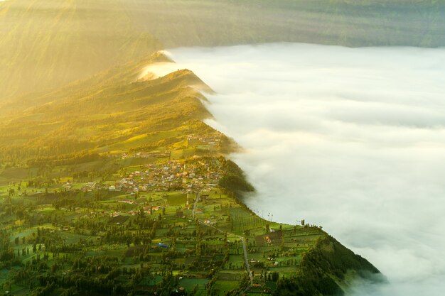 Volcán con niebla al atardecer