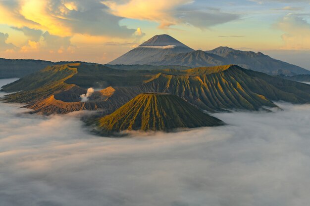 Volcán con niebla al atardecer