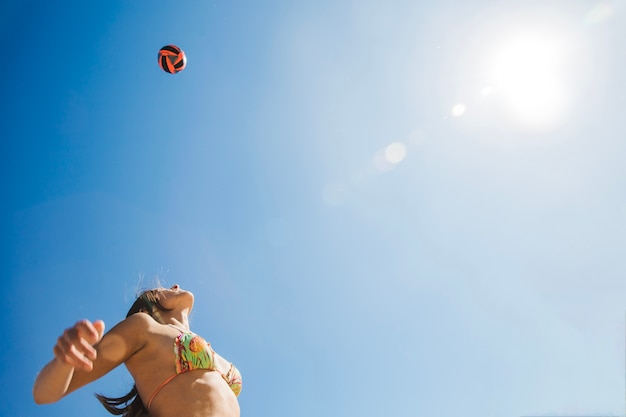 Foto gratuita voleibol alto en el aire