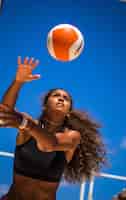 Foto gratuita voleibol con jugadora y pelota.
