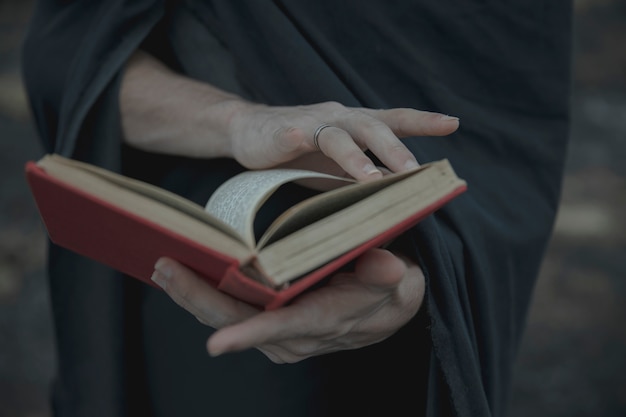 Volteo de una página de primer plano de un libro