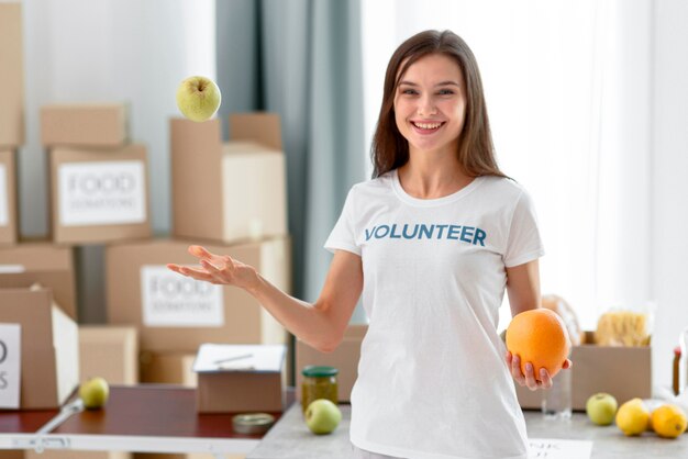 Voluntaria feliz con comida para donación