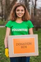 Foto gratuita voluntaria sujetando caja para donaciones
