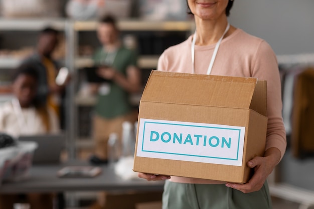 Foto gratuita voluntariado ayudando con caja de donación.