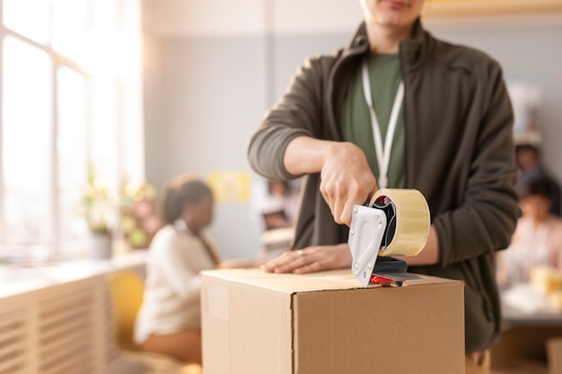 Voluntariado ayudando con caja de donación.