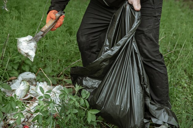 Voluntariado con bolsas de basura en un viaje a la naturaleza, limpiando el medio ambiente
