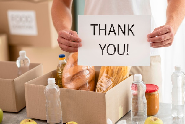 Voluntario agradeciéndole por ayudar con las donaciones para el día de la comida.