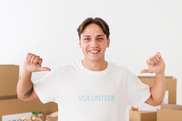 Voluntario apuntando a su camiseta