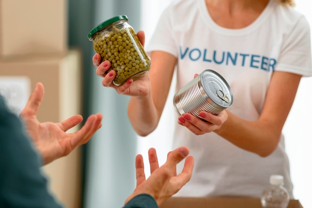 Voluntario ayudando a una persona necesitada con provisiones.