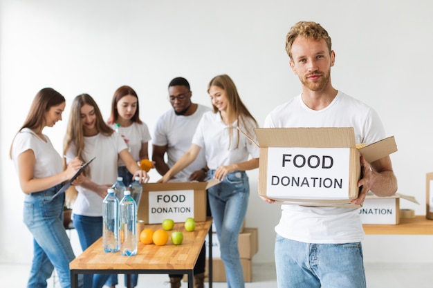 Voluntario masculino con donaciones de alimentos