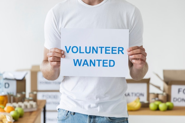 Voluntario masculino con papel en blanco