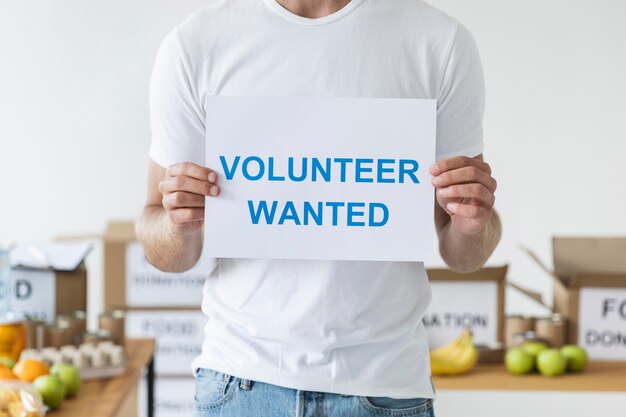 Voluntario masculino con papel en blanco